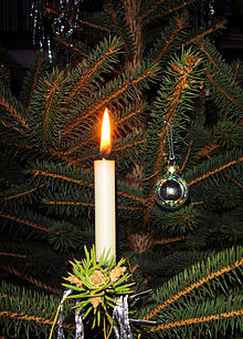220px-Candle_on_Christmas_tree_3
